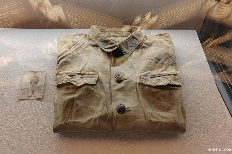 20251024_113757_875.jpg 2 徐秉汉院士的军装上衣及工作留影.jpg