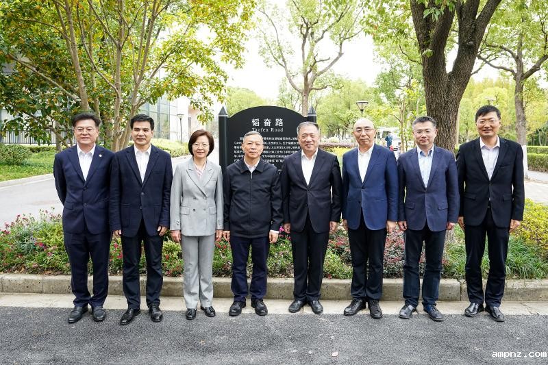 20251104_203741_275.jpg 韬奋路领导合影.jpg